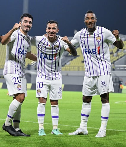 Kaku Romero (c) celebra su gol con dos compañeros de equipo.