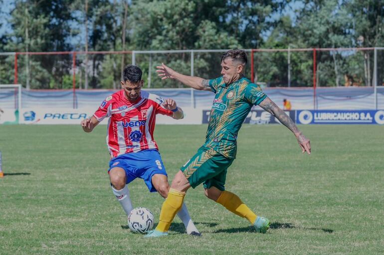 El lateral albiverde, Víctor Ayala Ojeda intenta contener el avance del volante albirrojo Sergio Sanabria. Foto: APF