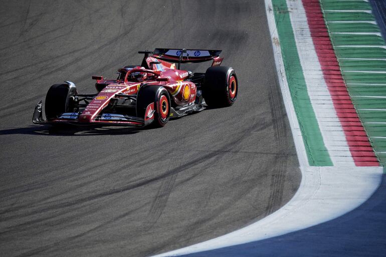 El Ferrari del piloto monegasco Charles Leclerc durante el segundo ensayo libre del Gran Premio de Emilia-Romagna, la séptima fecha del Mundial 2024 de la Fórmula 1 en el circuito de Imola, en Italia.