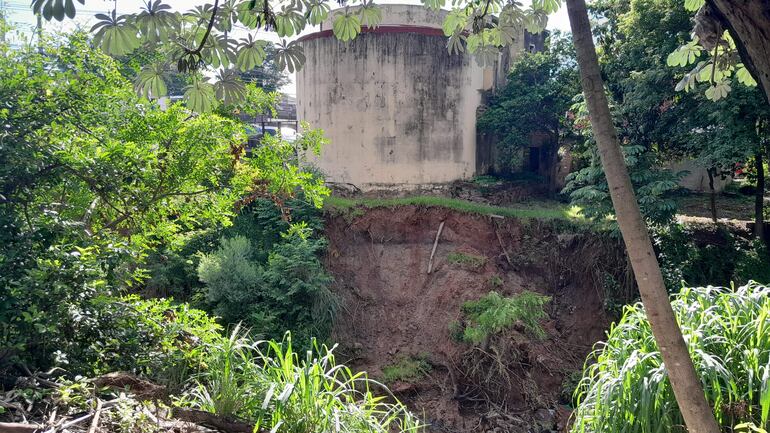 Este edificio corre riesgo de derrumbe con las constantes erosiones.