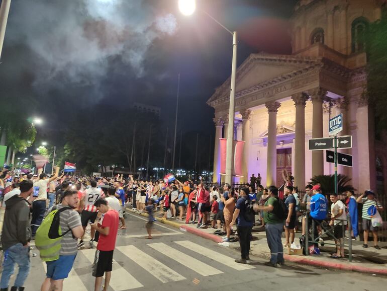 Así calle Palma se llena de júbilo tras el empate histórico ante Bolivia en El Alto