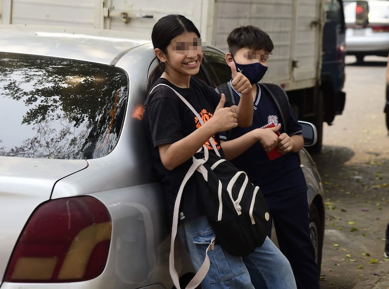 Estudiantes a la salida de la escuela General Díaz, en el centro de la capital.