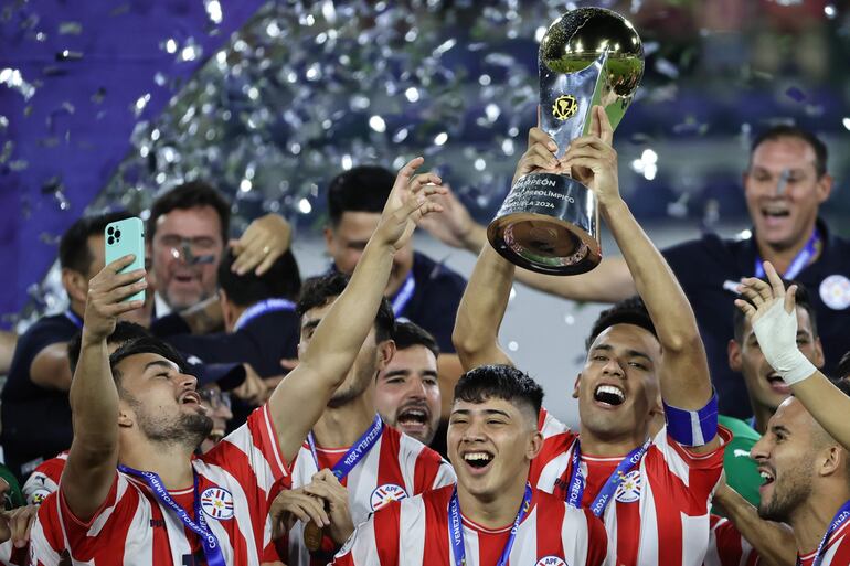 Los jugadores de Paraguay celebran la clasificación a Los Juegos Olímpicos París 2024 y la consagración de campeón del Preolímpico 2024 en el estadio Nacional Brígido Iriarte, en Caracas, Venezuela.