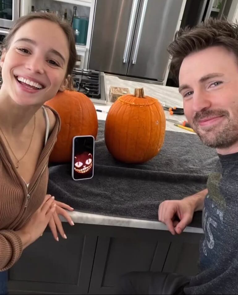 Alba Baptista y Chris Evans, juntitos en Halloween. (Captura de la historia de Instagram de Chris Evans)