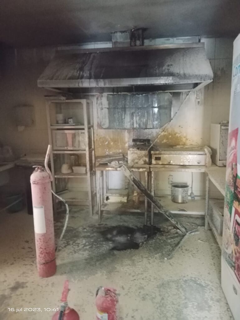 Así quedó la cocina de la estación de servicios que se incendió.