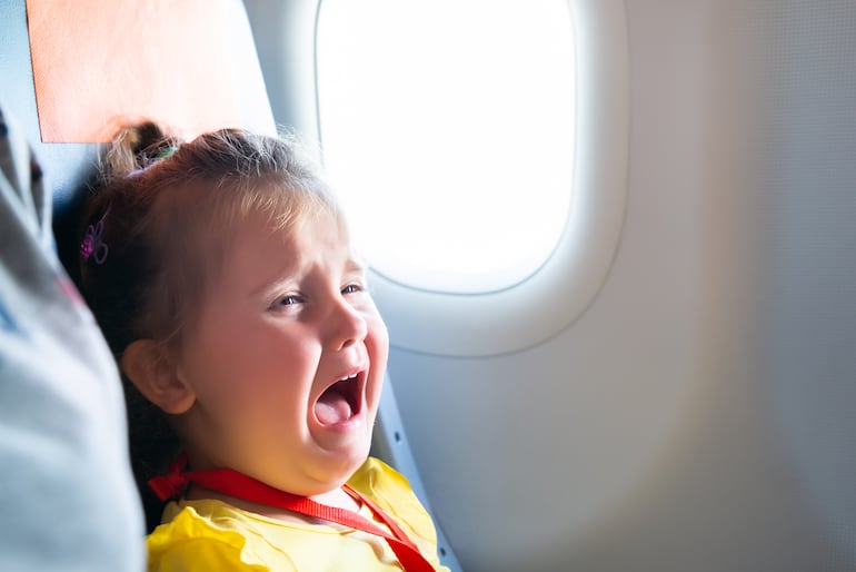 Viajar en avión con niños.