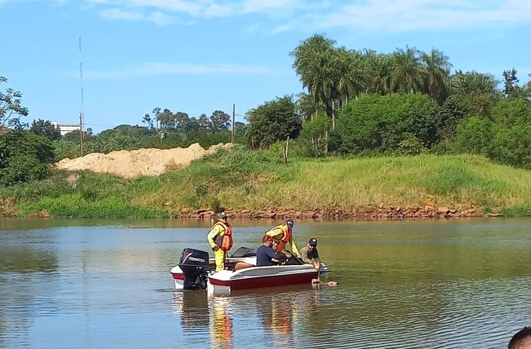 Los bomberos cuando buscaban en el Río Acaray al joven desaparecido.