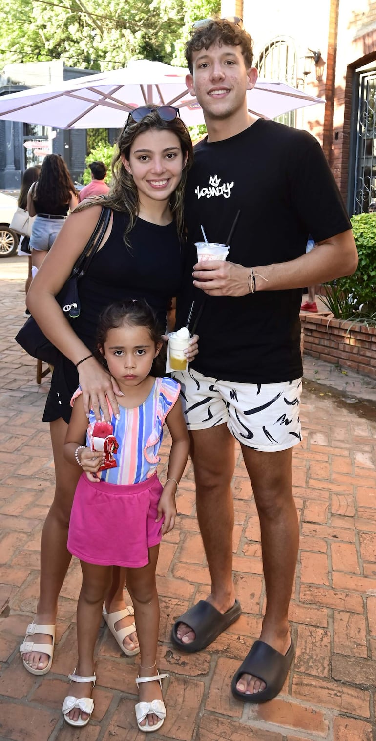 Victoria Guanes, Alberto Barrail y María Lledó.