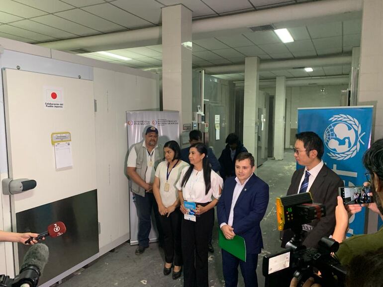 El director  de PNI-PAI, Luis Cousirat, Otilia Saucedo, Sonia Avalos  y un representante japonés, en el centro nacional de vacunas.