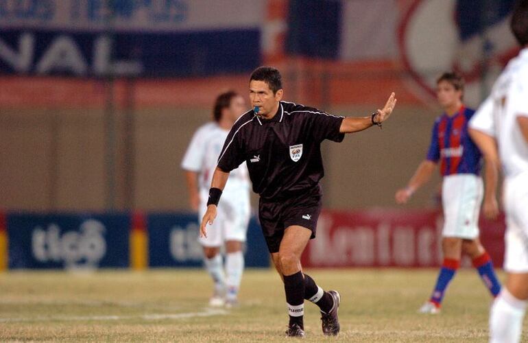 Ricardo Grance, ex árbitro, durante una de sus actuaciones en el Superclásico.