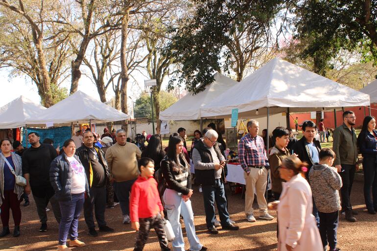 Las familias aprovecharon la jornada para hacer el recorrido en los diferentes stands de empedradores que se tiene en la Plaza Independencia.