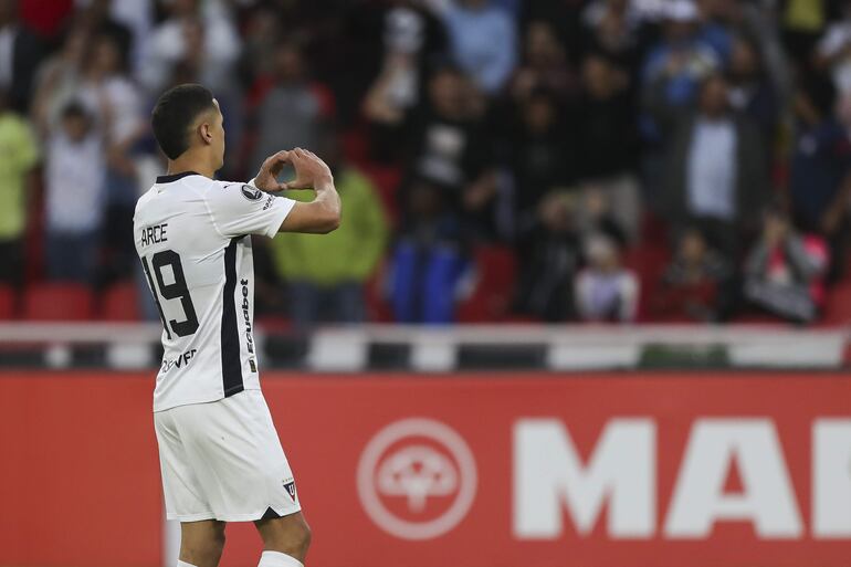 Alex Arce de LDU celebra un gol este martes, en un partido de la fase de grupos de la Copa Libertadores entre LDU Quito y Universitario en el estadio Rodrigo Paz Delgado en Quito (Ecuador).