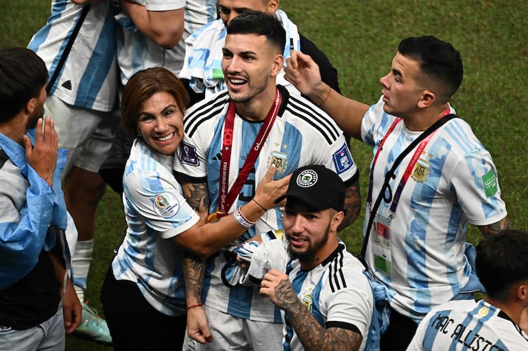 Leandro Paredes (5), jugador de la selección de Argentina, celebra la conquista del Mundial Qatar 2022 en el Lusail Stadium, en Lusail, Qatar. 