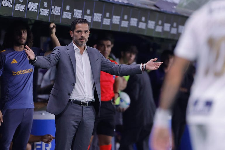 El argentino Fernando Gago, entrenador de Boca Juniors, reacciona durante el partido frente a Alianza Lima en la revancha de la Fase 2 de la Copa Libertadores 2025 en el estadio La Bombonera, en Buenos Aires, Argentina.