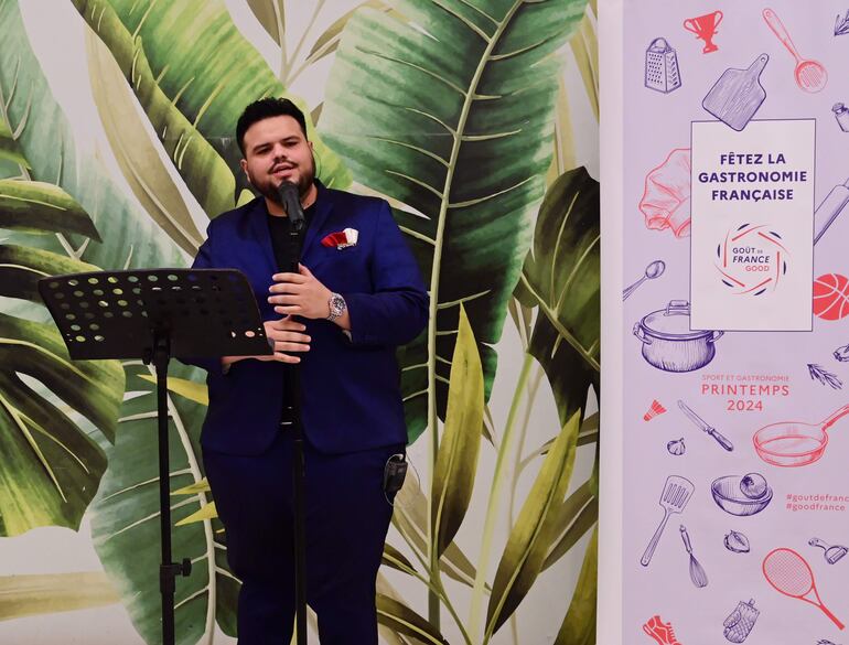 El tenor paraguayo Héctor Candia interpretó el himno nacional francés y temas de la inmortal Edith Piaf, durante el evento.