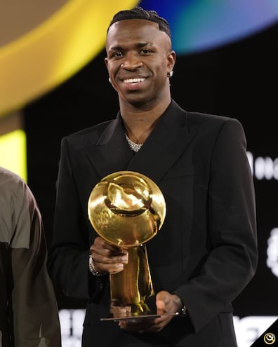 Vinicius Junior, con el trofeo de Mejor Jugador de los Premios Globe Soccer