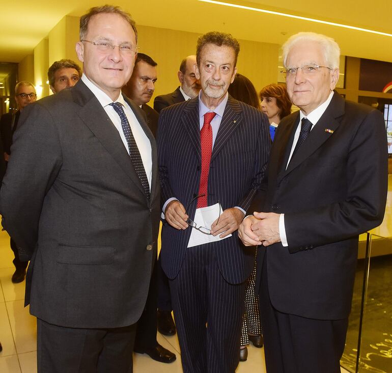 El viceministro de Asuntos Exteriores y Cooperación Internacional, Edmondo Cirielli; el embajador de Italia, Marcello Fondi, y el presidente de la República Italiana Sergio Mattarella.