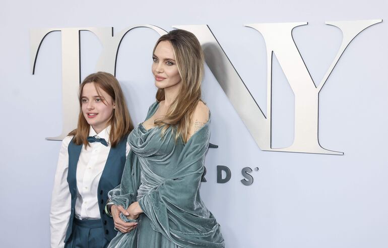 Vivienne Jolie-Pitt y Angelina Jolie llegando a la alfombra roja para los 77º Premios Tony.