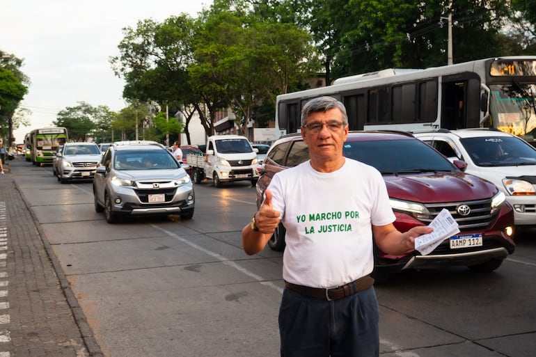 Ermo Rodríguez, secretario general del Partido Paraguay Pyahura, ayer en la volanteada sobre la avenida Eusebio Ayala.