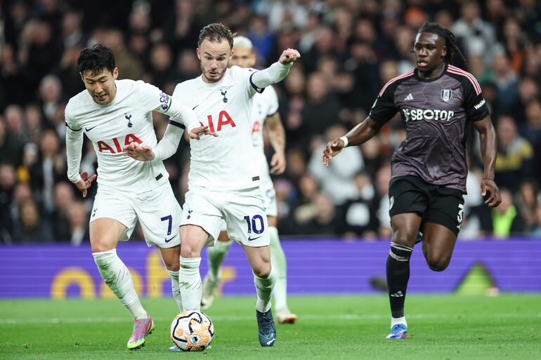 Heung-Min Son (i) y James Maddison generan otro ataque para los Spurs ante la presencia de Calvin Bassey, zaguero nigeriano del Fulham, quien falló en las dos jugadas de gol para el Tottenham.