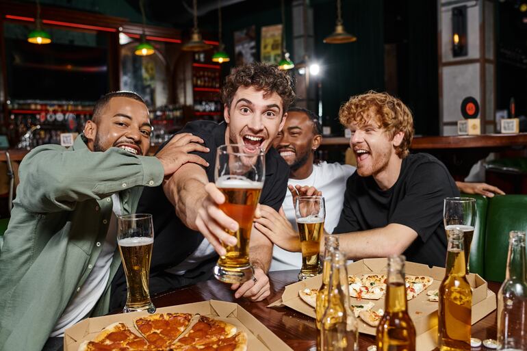 Amigos en un bar.