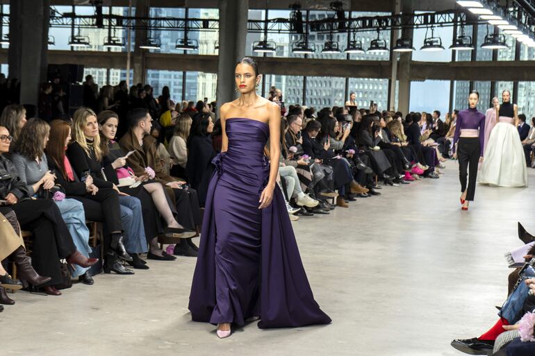 Vestidos palabra de honor son características en la pasarela de Carolina Herrera.