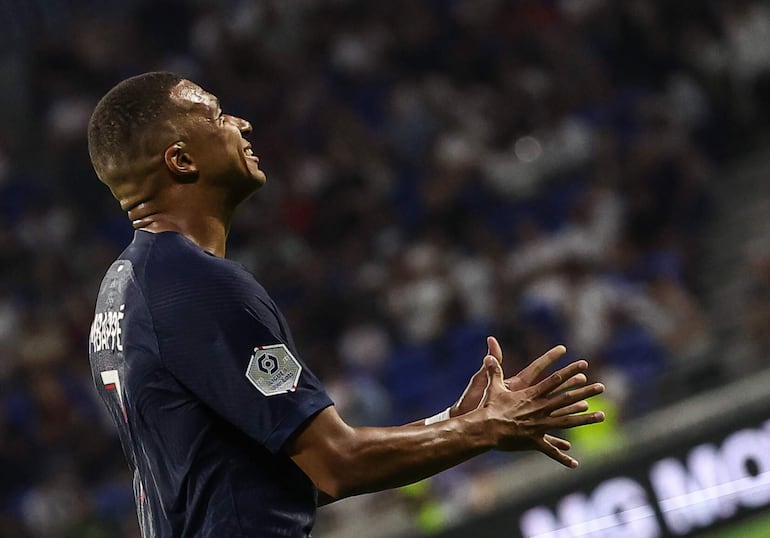 Kylian Mbappe de aris Saint Germain reacciona durante el partido de fútbol de la Liga 1 francesa entre el Olympique Lyonnais y el Paris Saint-Germain en Decines-Charpieu, cerca de Lyon, Francia, el 03 de septiembre de 2023.