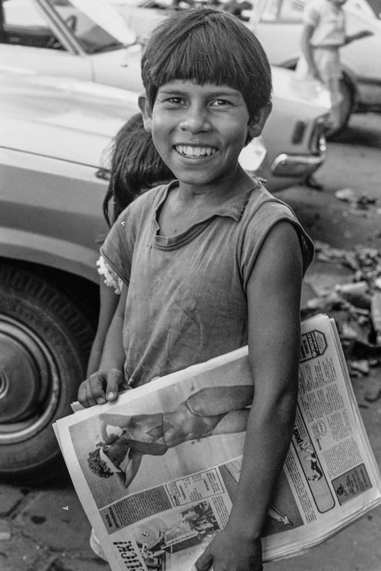 Canillita en el Mercado de Abasto, 1986. Fotografía de J. M. Blanch