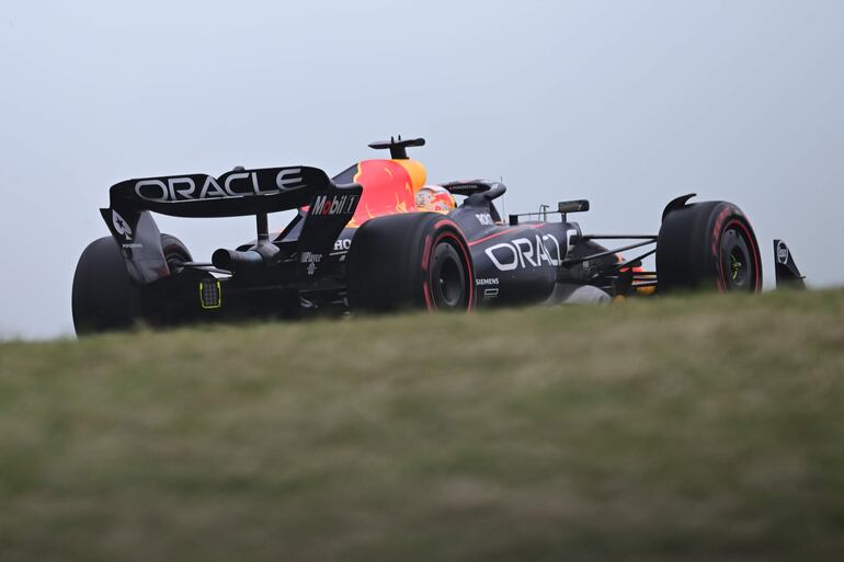 El Red Bull Racing del neerlandés Max Verstappen durante la clasificación del Gran Premio de Gran Bretaña, la décima fecha del Mundial 2023 dela Fórmula 1, en el circuito de Silverstone.