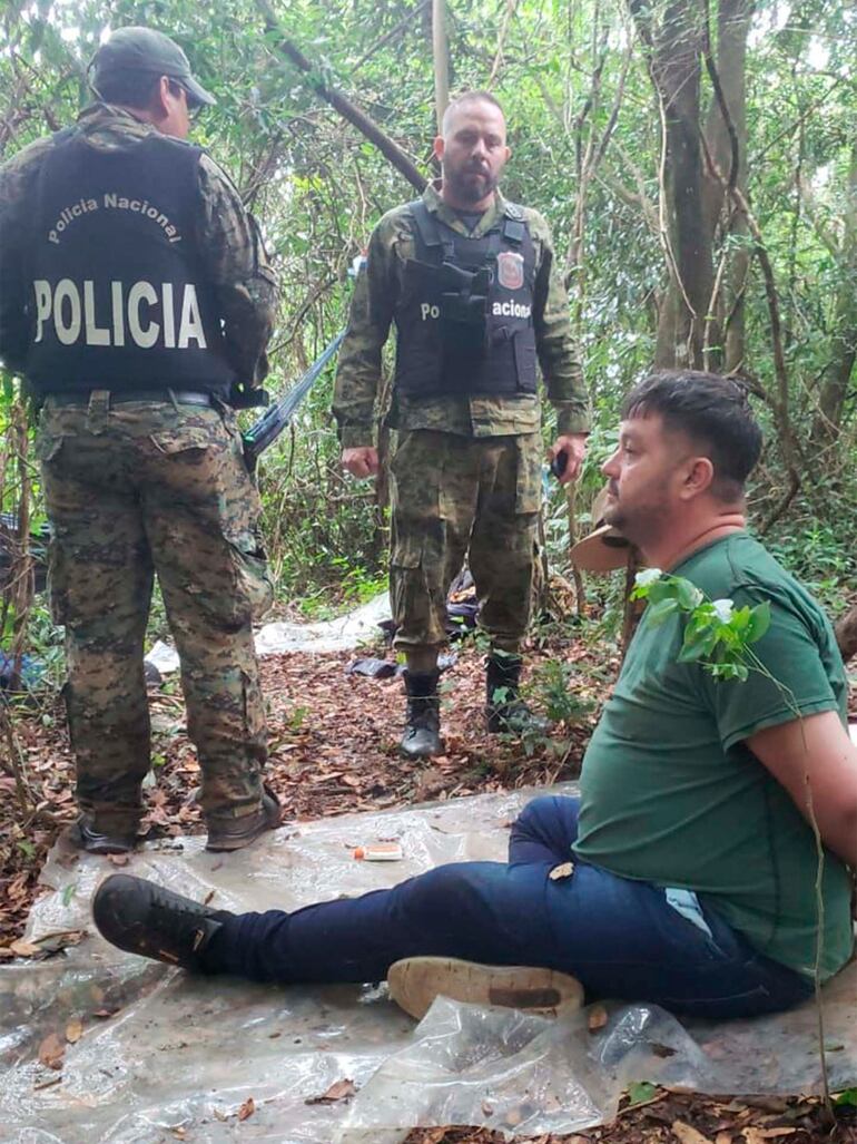 Fabio Dornaldo De Moraes Schultz, alias Gordinho, fue capturado en Capitán Bado. Lo observa el comisario Pablo Zelaya, de Antinarcóticos.