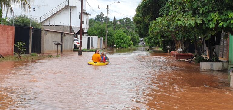 Vecinos del barrio Che la Reina durante una de las indaciones. Unas 2.000 familias de Ciudad del Este sufren frecuentes inundaciones en las calles e incluso dentro de sus casas. La situación se debe a la falta de planificación en la construcción vial y otras obras privadas, ya que no se contemplaron desagües pluviales. Desde la Junta Departamental convocan a una reunión interinstitucional en busca de una solución.