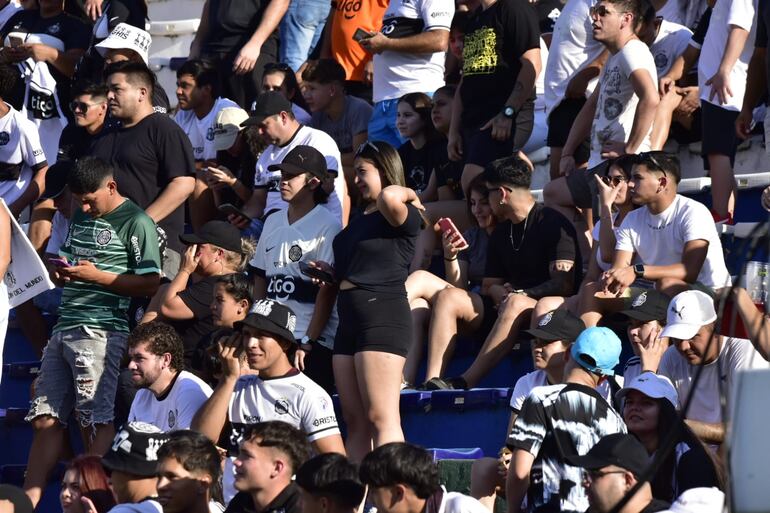 Hinchas de Olimpia en el Defensores del Chaco, para el Superclásico.