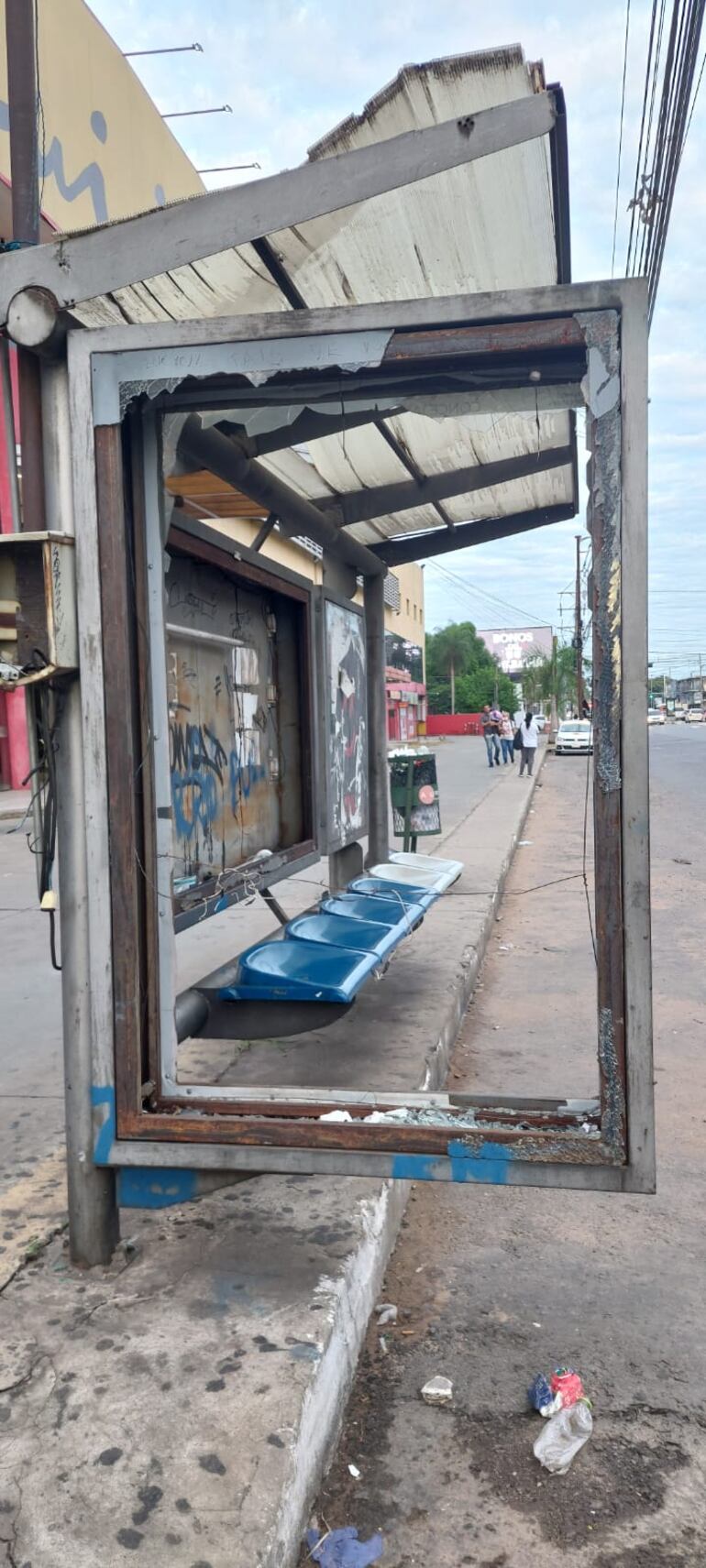 Muchos refugios para pasajeros están destrozados