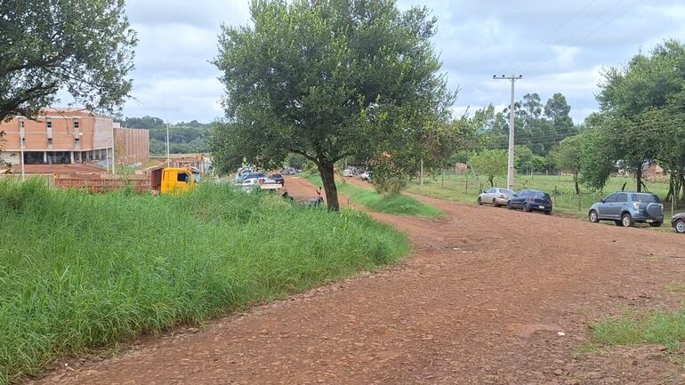 Camino ripiado de acceso a la obra del Gran Hospital del Sur.