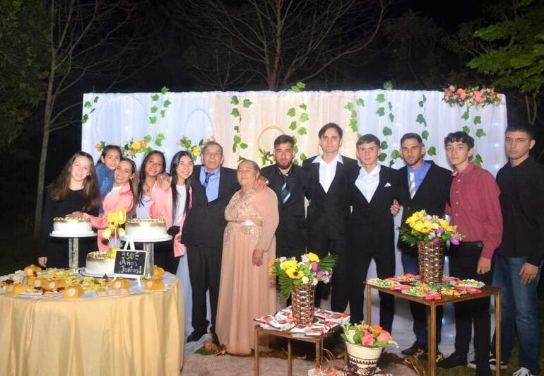 Los nietos compartieron la fiesta de boda de oro de sus abuelos Anicia y Bartolomé.