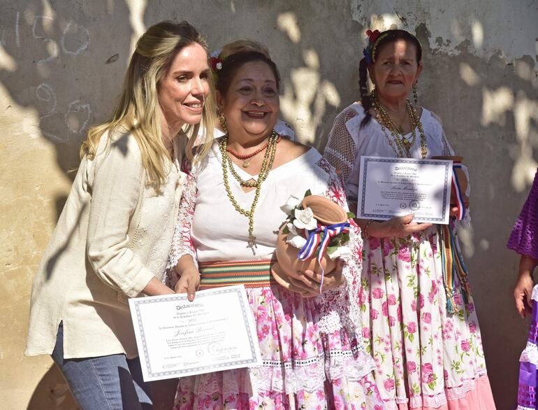 El cántaro es un elemento distintivo del baile de las galoperas de la Chacarita.