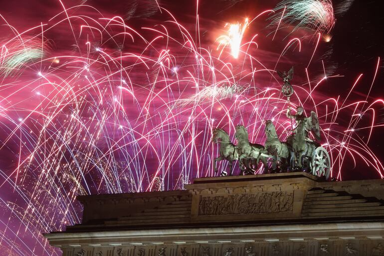 Fuegos artificiales sobre la Puerta de Brandenburgo en la víspera de Año Nuevo a la medianoche en Berlín.