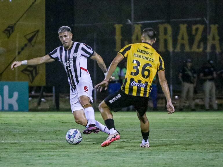 Álvaro Campuzano (i), jugador de Libertad, domina el balón en un partido frente a Guaraní por la cuarta fecha del torneo Apertura 2025 del fútbol paraguayo en el estadio Rogelio Silvino Livieres, en Asunción, Paraguay.