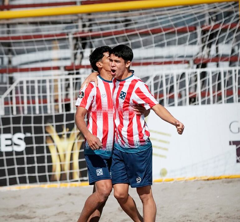 Thiago Barrios grita el tanto de Sixto Cantero, que lo abraza en el festejo de Hayes en el triunfo inaugural.