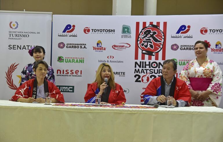 La embajadora de Japón en Paraguay, Yoshie Nakatani; Carmen Silva y Eduardo Higaki, presidente de la Asociación Japonesa de Asunción.