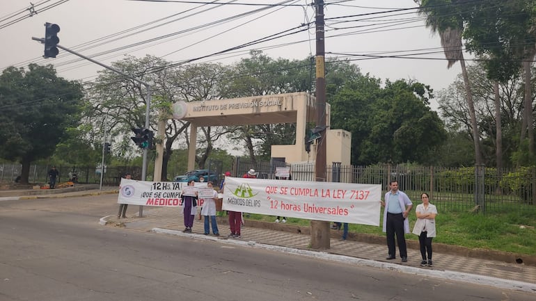 Médicos cirujanos pediátricos del IPS se manifestaron esta mañana sobre la calle Sacramento, frente al Hospital Central.