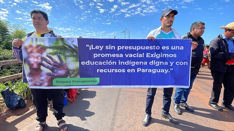 Manifestacion indígena pidiendo presupuesto para la eudcacion del sector