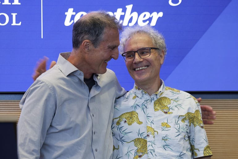 Victor Robert Ambros, coganador del Premio Nobel de Fisiología o Medicina por su trabajo en el descubrimiento del MicroARN, es abrazado por el ex Premio Nobel Craig Mello (izquierda) tras una conferencia de prensa en la Facultad de Medicina Chan de la UMass en Worcester, Massachusetts, EE.UU.