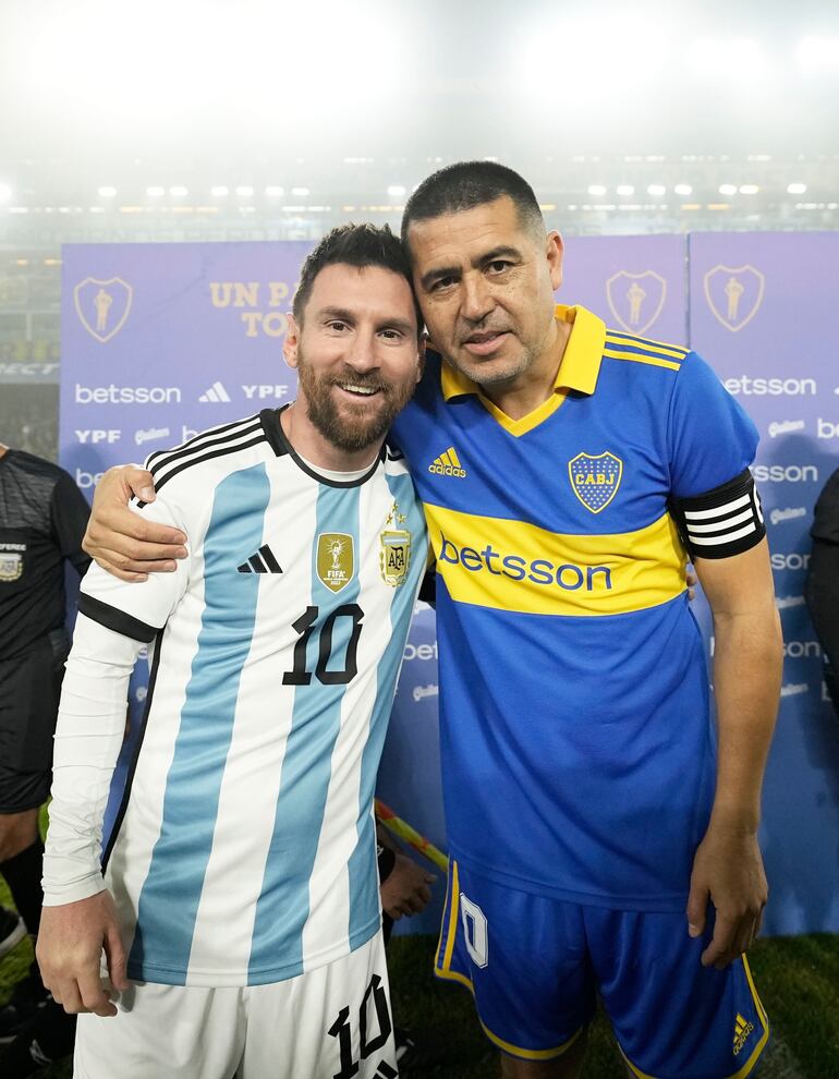 Lionel Messi y Juan Román Riquelme, en la despedida de ex Boca Juniors. 