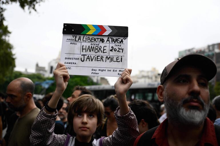 Una persona sostiene una claqueta durante la proyesta realizada ayer frente al Cine Gaumont de Buenos Aires, Argentina.