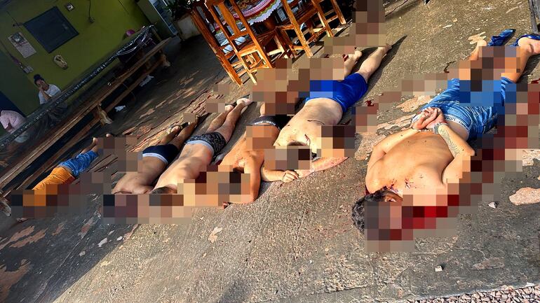 Los cuerpos de las seis hombres asesinados en el atentado en colonia Guavirami, en Cerro Corá, Amambay