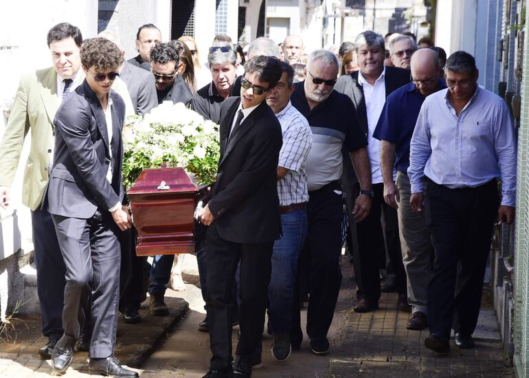 El féretro con los restos del locutor Charles González Palisa ingresa al Cementerio de la Recoleta donde esta mañana recibió el último adiós.