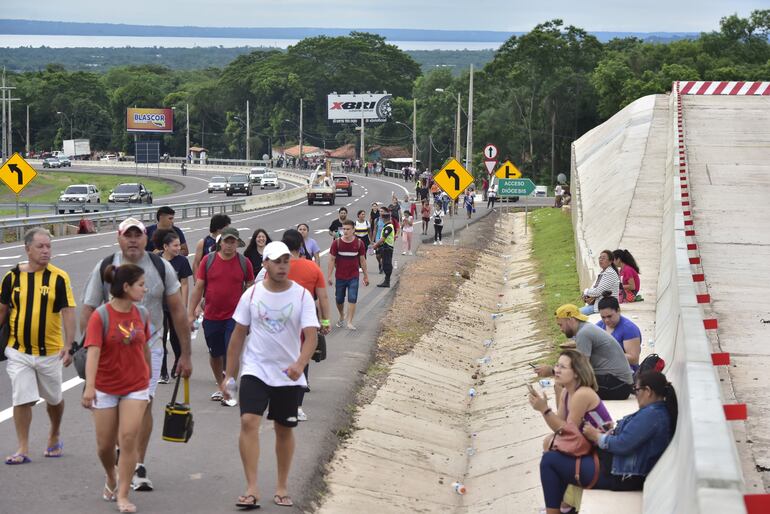 Los peregrinos avanzan al costado de la rampa ubicada en el 46.5 de la compañía Pedrozo.