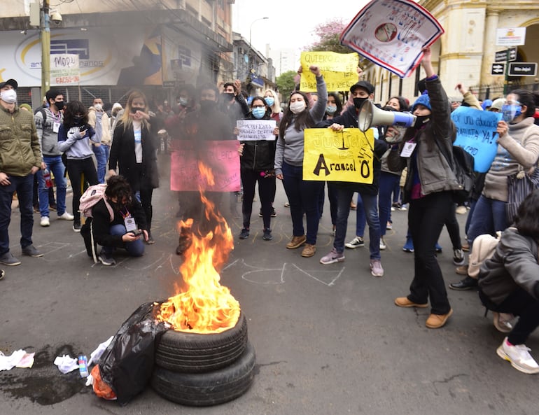 Estudiantes universitarios cerraron las calles del centro capitalino y quemaron cubiertas exigiendo la aprobación de la Ley de Arancel Cero.