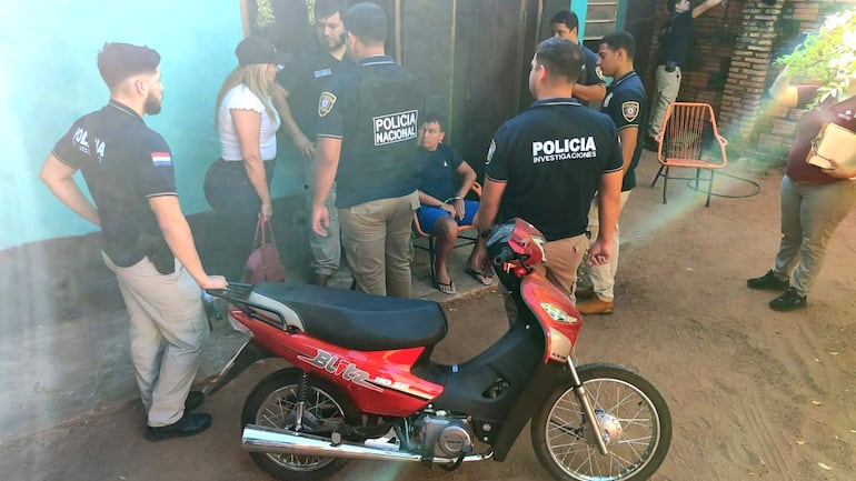 Agentes policiales y del Ministerio Público conversan con el detenido (sentado).